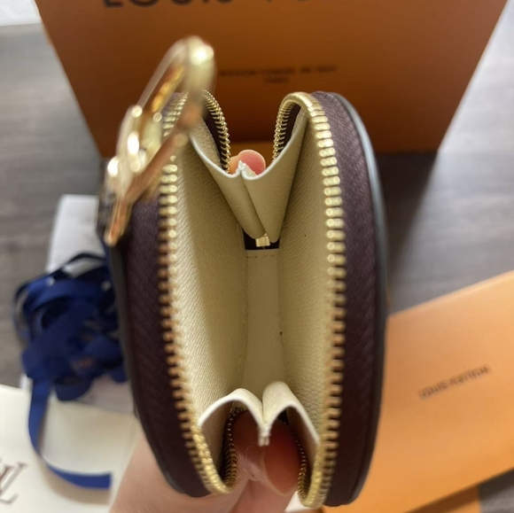 Louis Vuitton Monogram Round Coin Purse - Picture 3 of 8